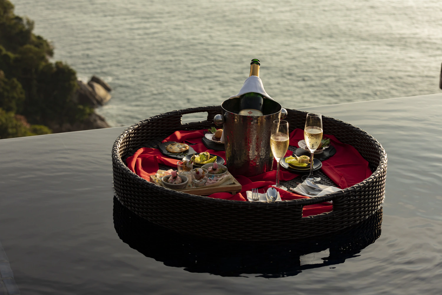 Floating Breakfast & Dinner