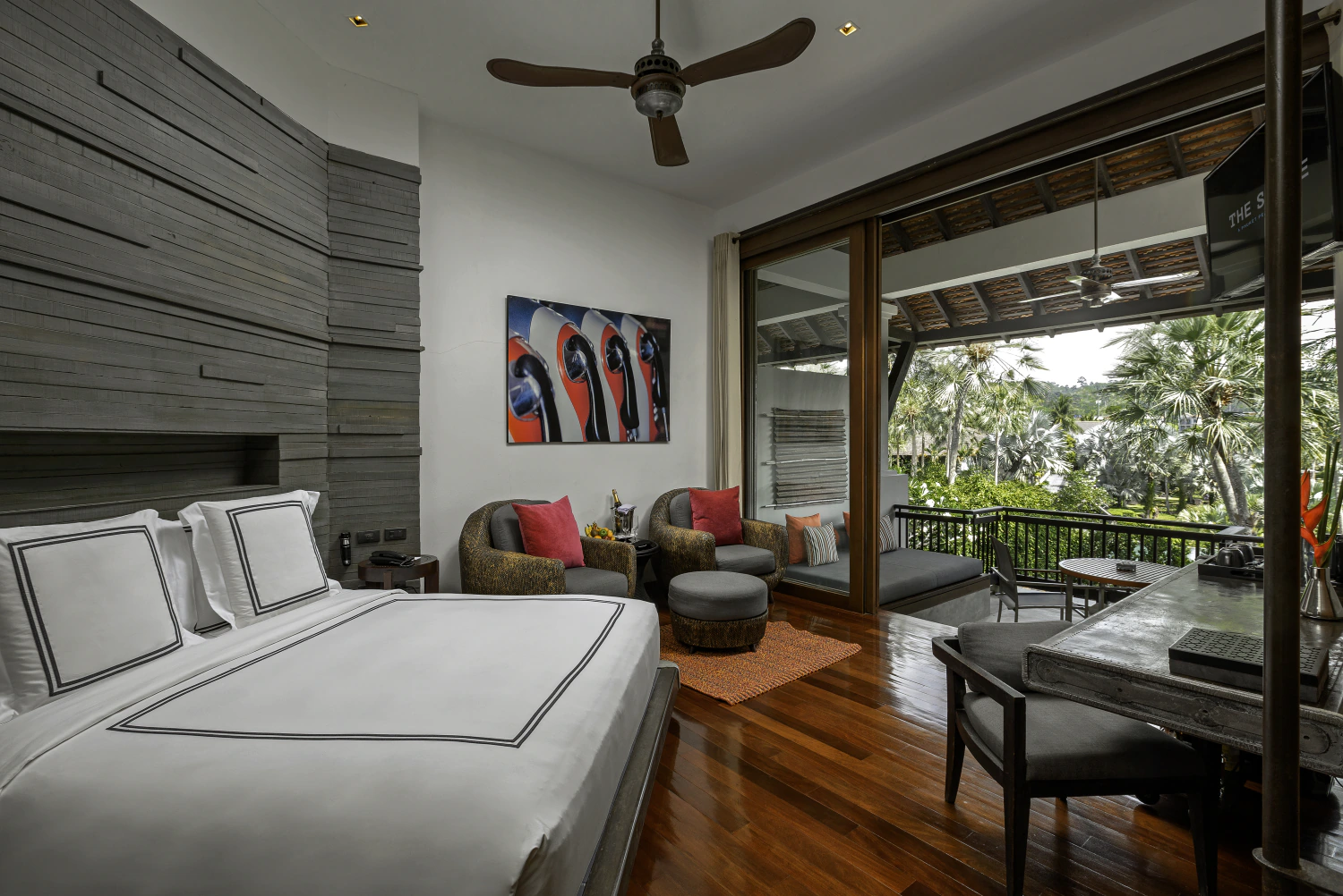 Pearl Bed Suite