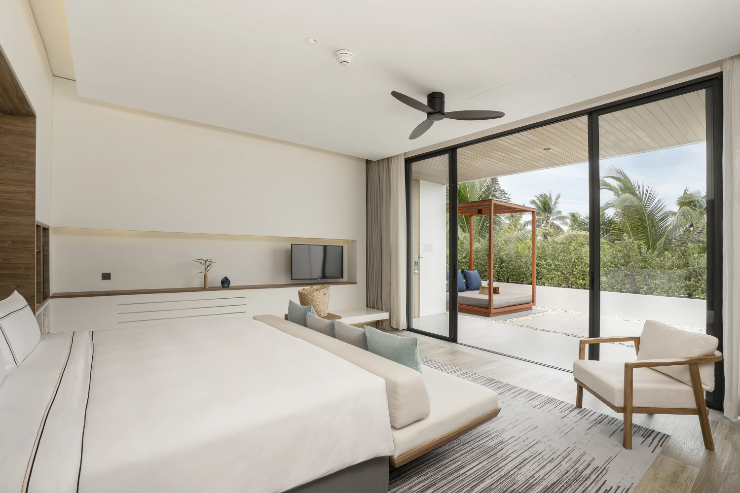 One Bedroom Suite with Outdoor Bathtub