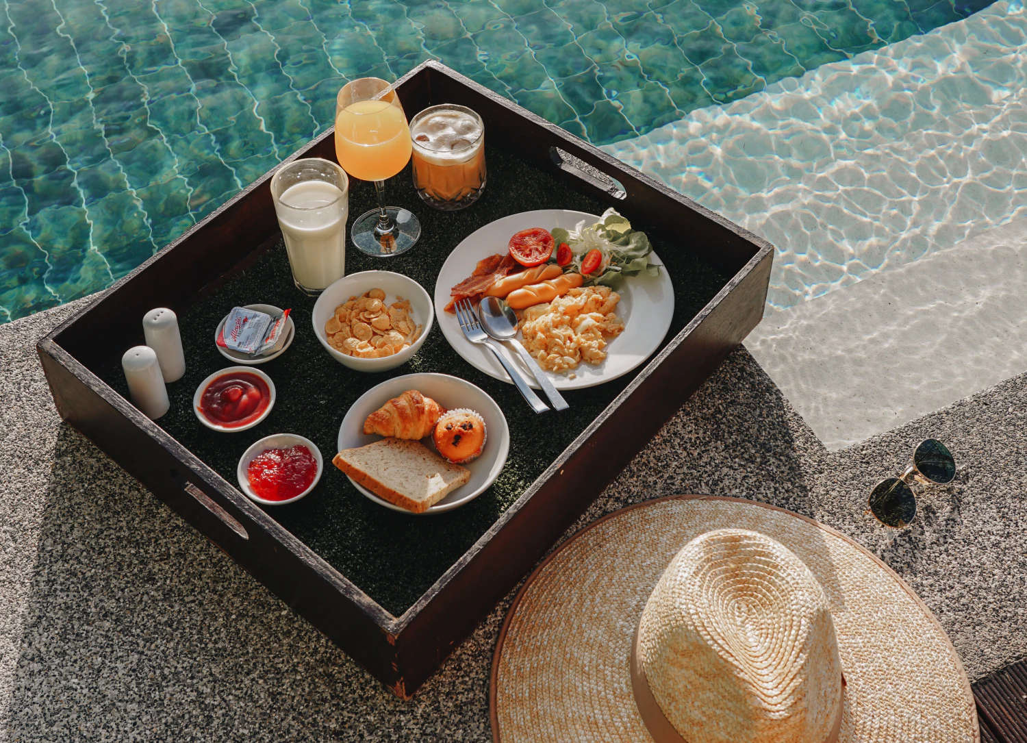 Floating Breakfast & Dinner