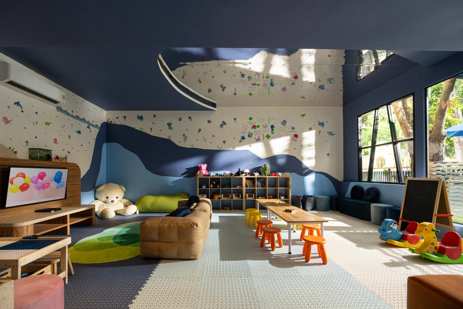 Zing Swim-Up Pool Bar