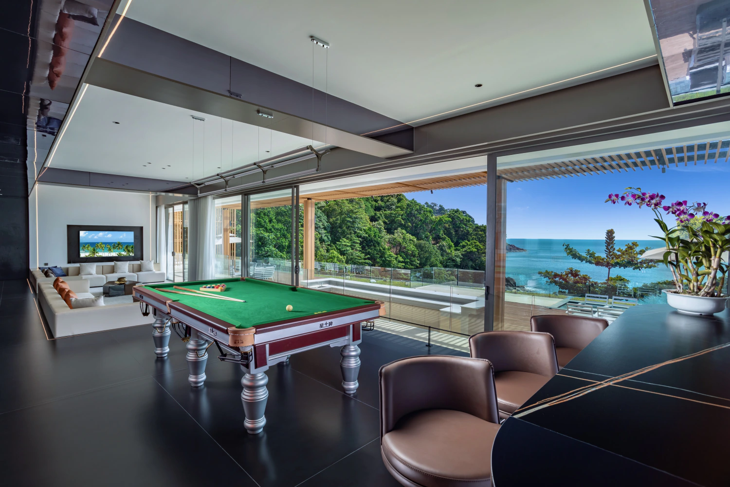 Entertainment & Bar