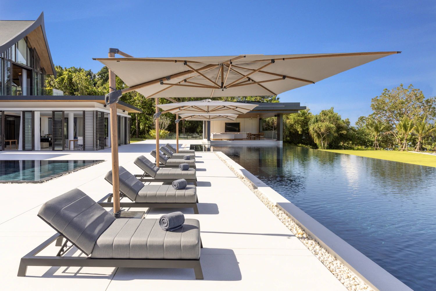 Pool Area & Sala