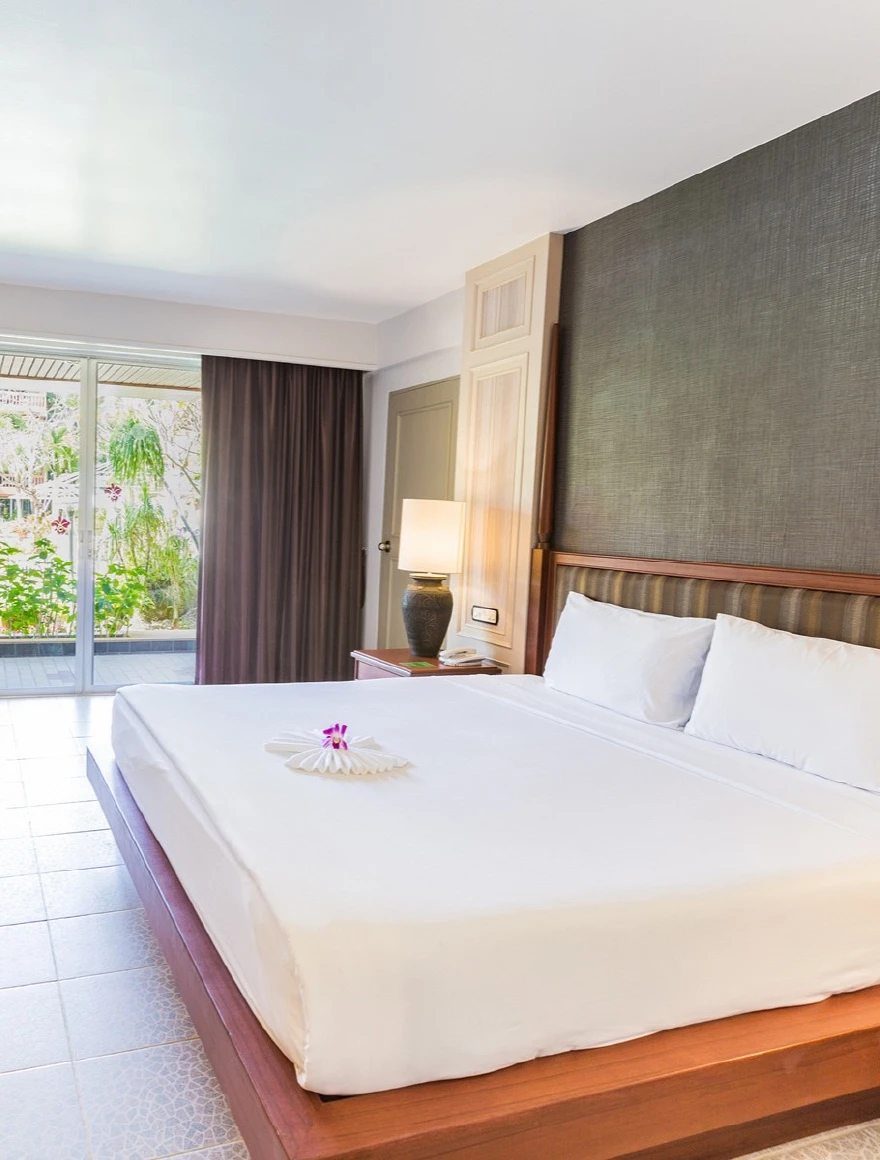 Deluxe Pool Room