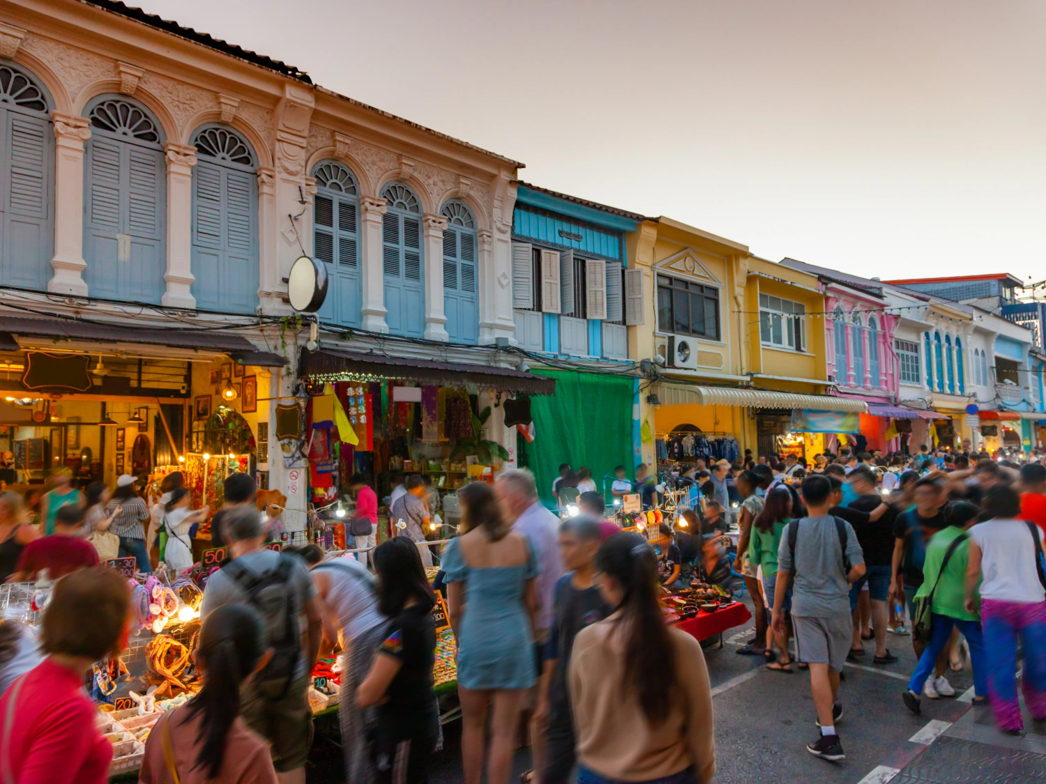 Sunday Walking Street Market (Lard Yai)