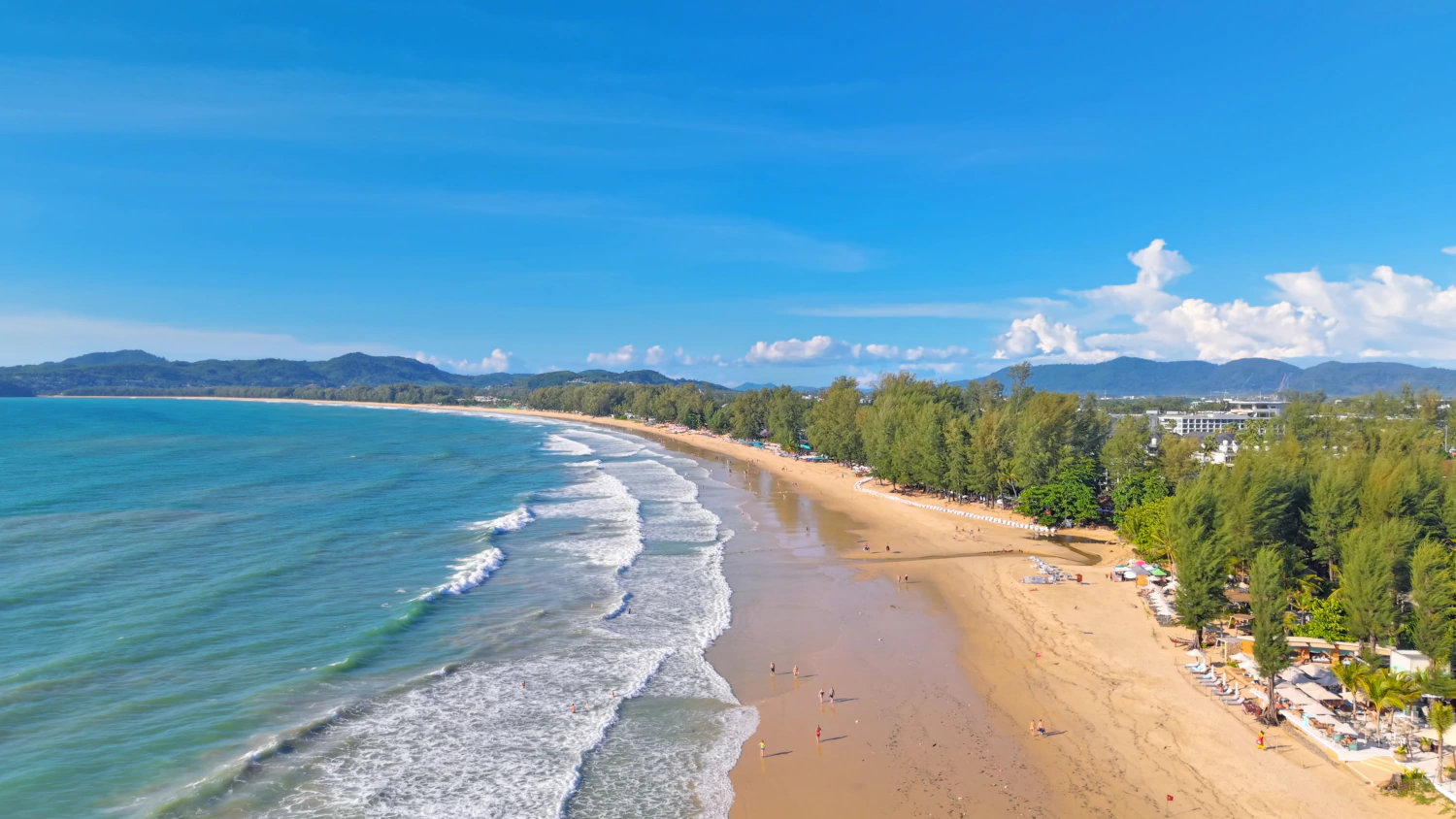 Bangtao Beach – Langer Strand mit Beach Clubs und ruhigen Abschnitten