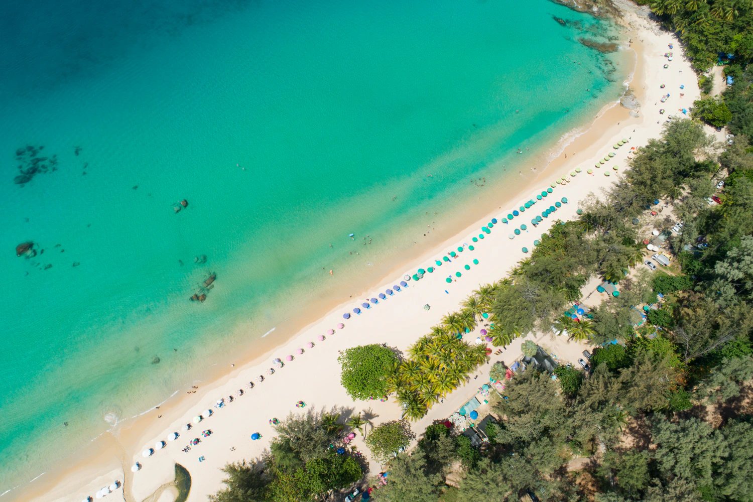 Surin Beach – Klares Wasser mit Verbindung zum Laem Singh Beach