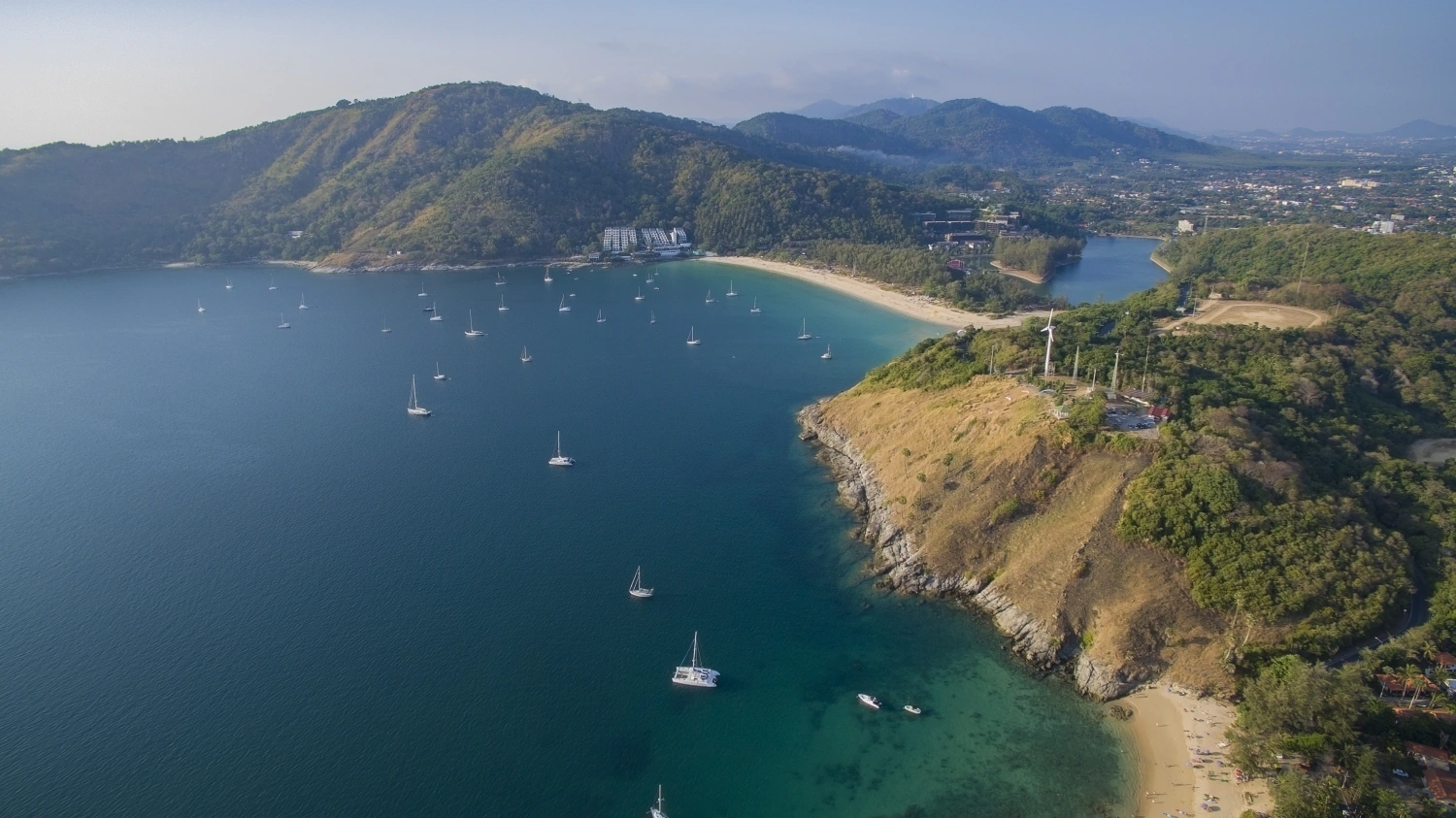 Nai Harn Beach – Strandtag im Süden mit Ya Nui und Sonnenuntergang