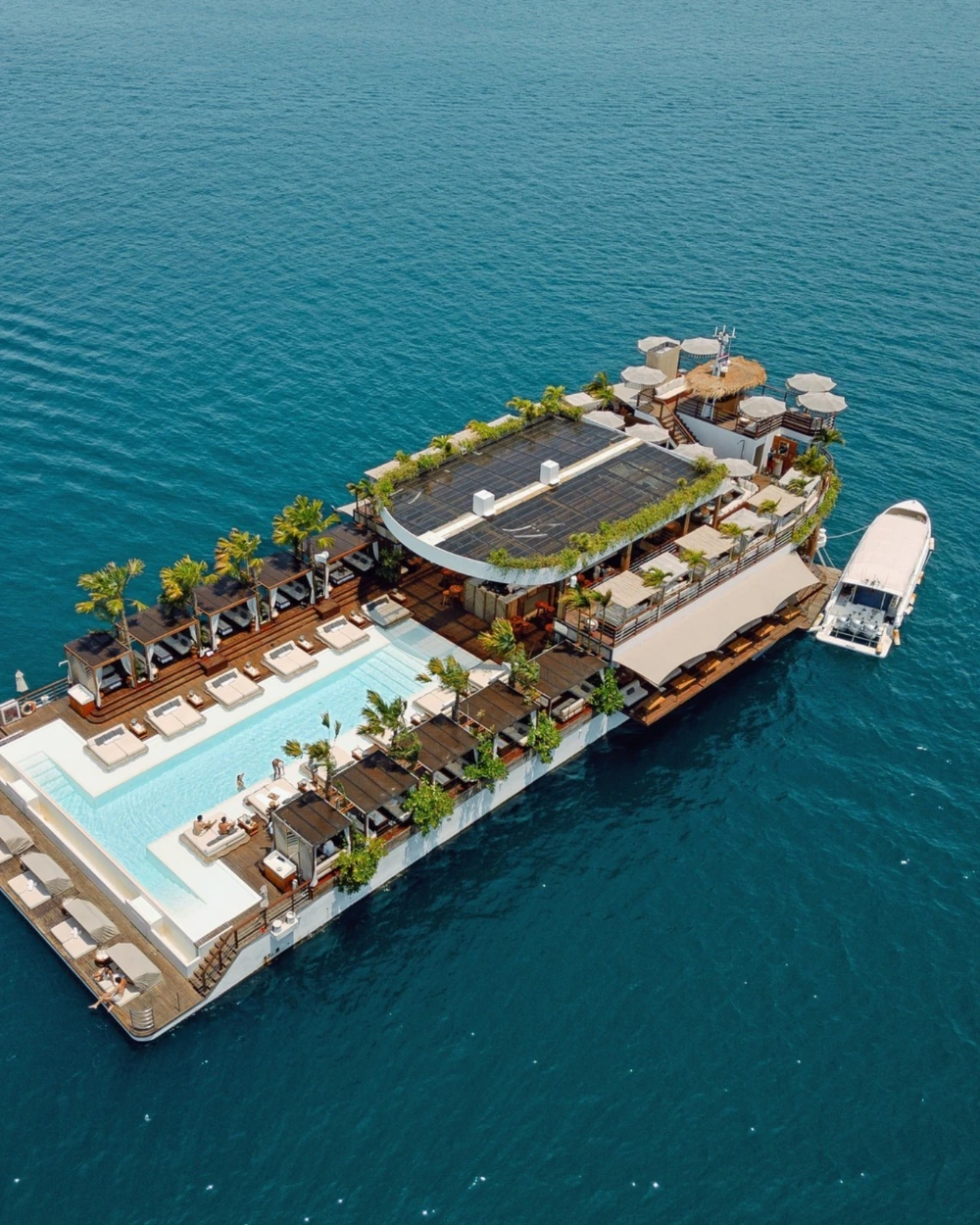 Yona Beach Club – Schwimmender Luxus auf Phuket