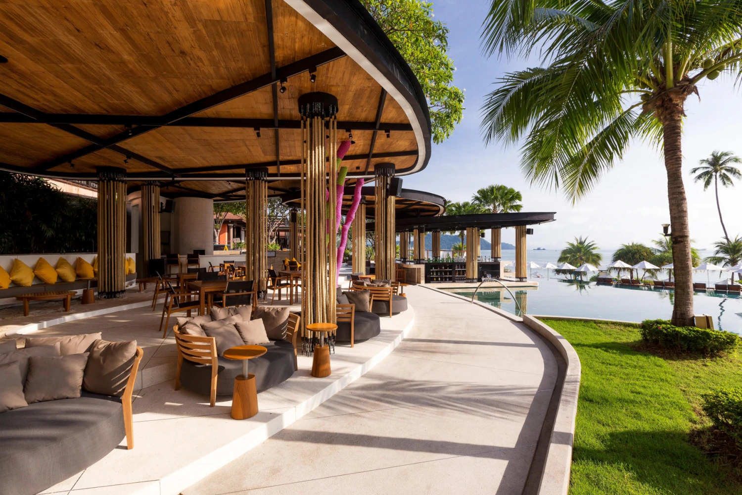 Ein vielseitiges Resort für Familien und längere Aufenthalte - Pullman Phuket Panwa Beach Resort – Resortkomfort an der Makham Bay