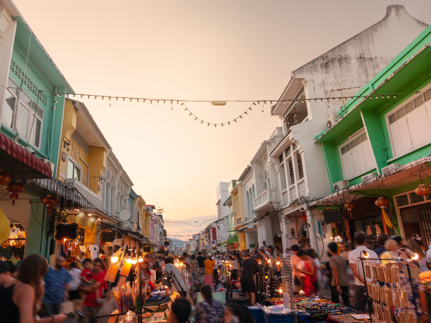 Die schönsten Ausflüge ab Cape Panwa - Phuket Old Town – Kultur, Cafés und ein Abend in der Altstadt