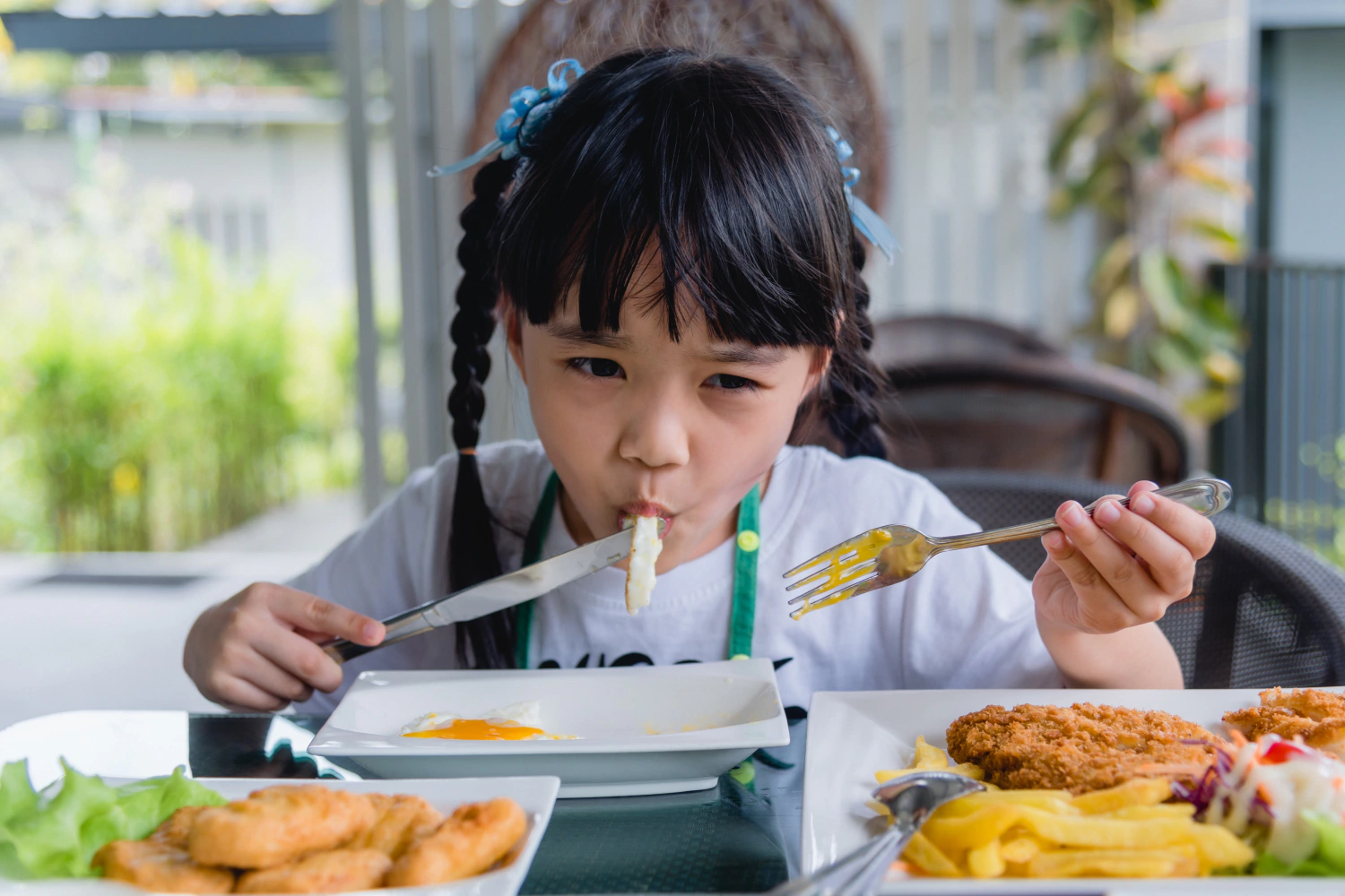 Practical tips for a family vacation in Khao Lak - Eating out with kids in Khao Lak